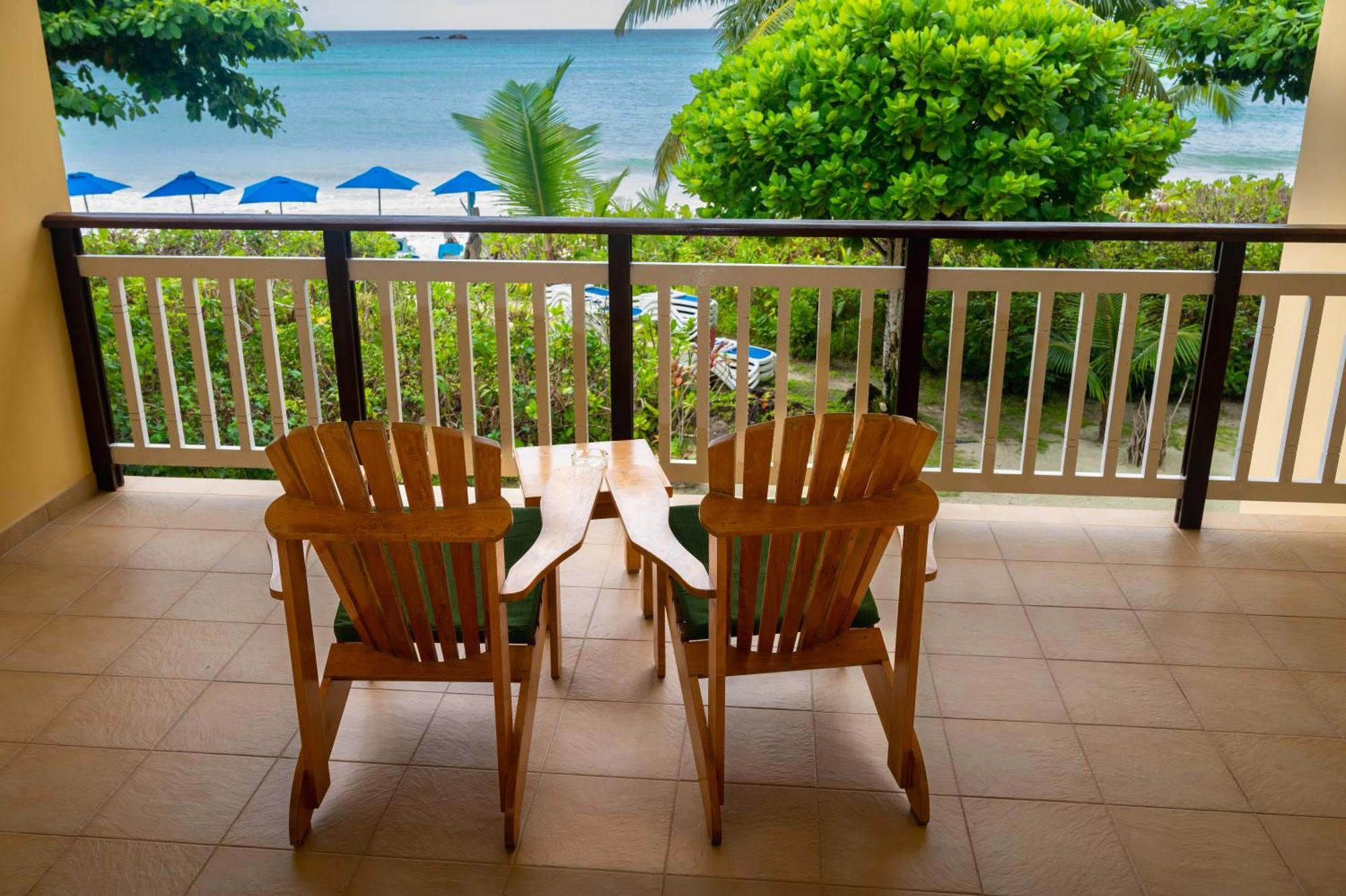 Acajou Beach Resort Anse Volbert Village Екстериор снимка